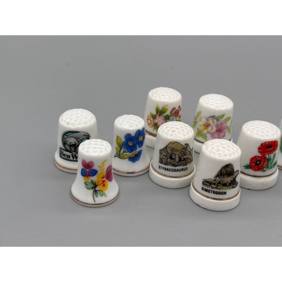 Vintage Wooden Thimble Display House With Painted Roof 14 Decorative Thimbles - Picture 6 of 8